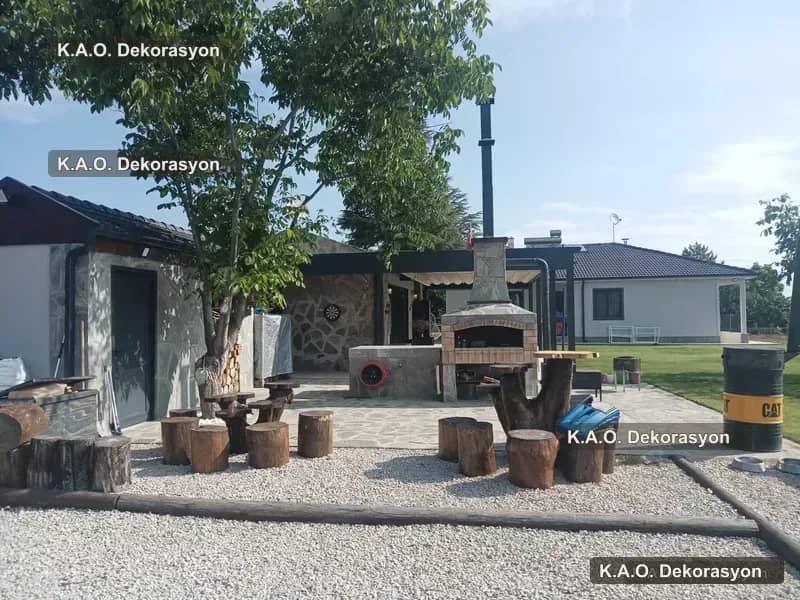 Barbekü ünitesinin bahçe oturma alanıyla birlikte geniş açıdan görünümü
